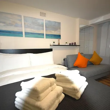 Newly Refurbished - Flat 8 *
