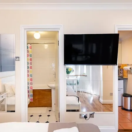 St 1 - Newly Refurbished Flat - Close To Tube 1-2 Mins Apartment