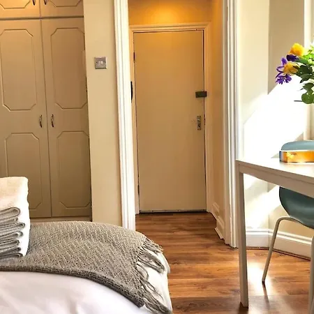 St 1 - Newly Refurbished Flat - Close To Tube 1-2 Mins