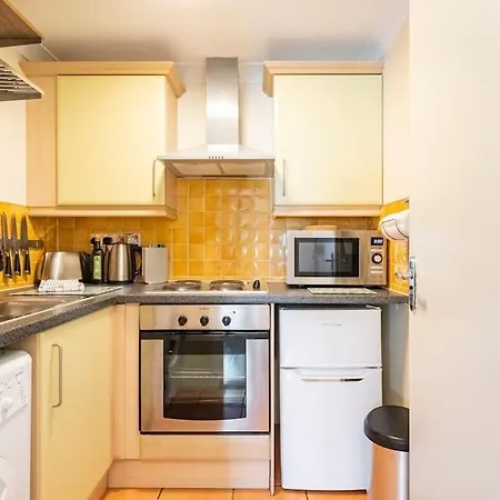 St 1 - Newly Refurbished Flat - Close To Tube 1-2 Mins