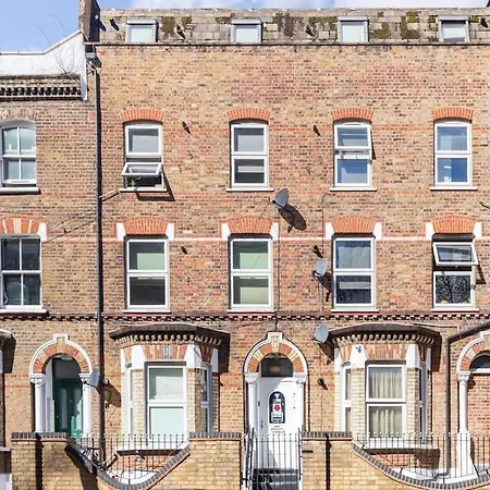 Apartment St 1 - Newly Refurbished Flat - Close To Tube 1-2 Mins London