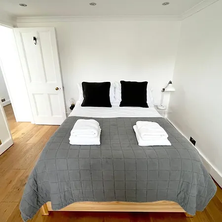 Holiday home The Artist's House Alma Street London