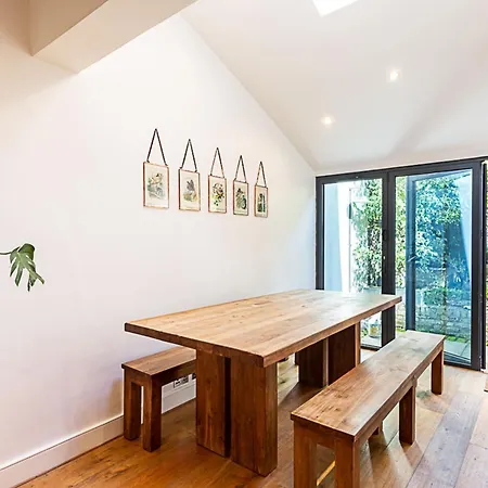 Holiday home The Artist's House Alma Street London