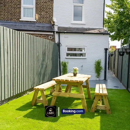 Holiday home Stunning House By Ls2g Short Lets & Serviced Greater With Free Wifi London