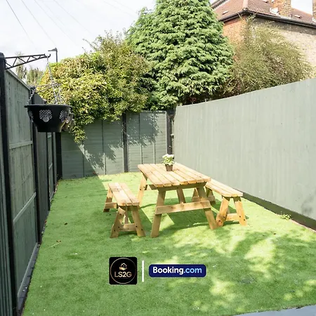 Stunning House By Ls2g Short Lets & Serviced Greater With Free Wifi *