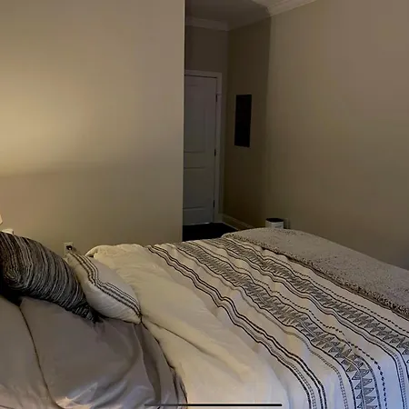 Double Bedroom With Private En-suite Apartment *