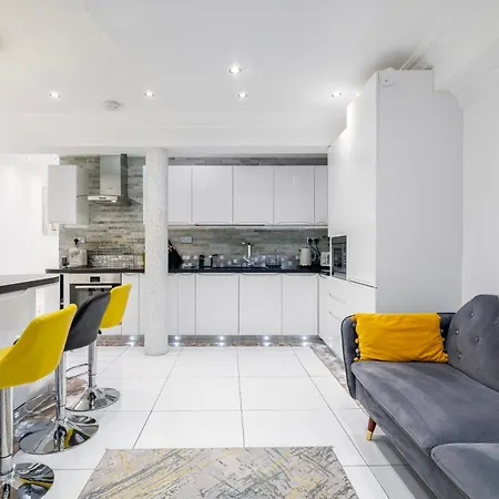 Elegant 2 Bed Garden Flat, London, Paddington! London