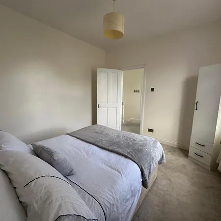 Luxurious Living 4 Bedroom Holiday home