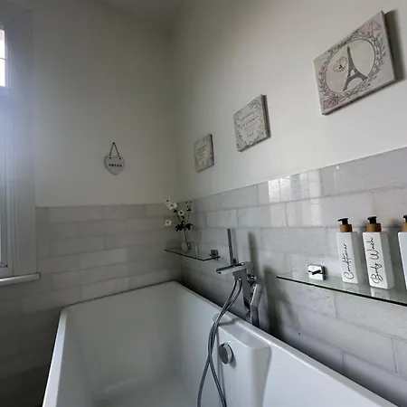 Luxurious Living 4 Bedroom Holiday home