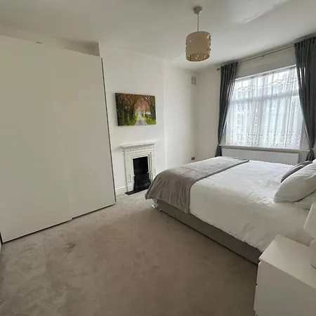 Luxurious Living 4 Bedroom Holiday home