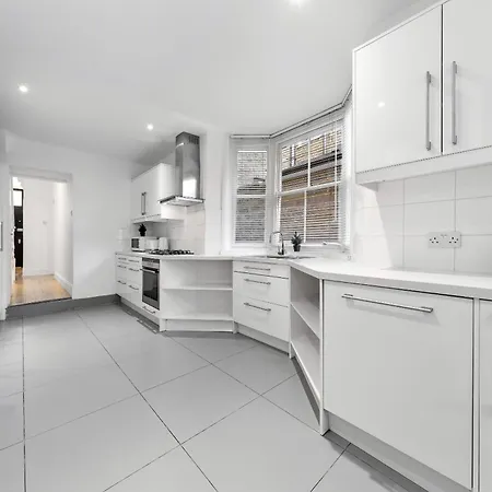 Luxury 4-bedroom Modern Flat In Steps From Station, Sleeps 9 In Style! Lägenhet London