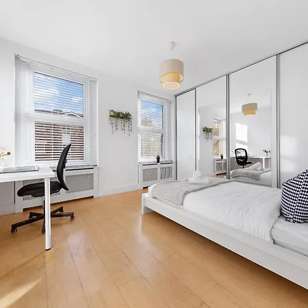 Luxury 4-bedroom Modern Flat In Steps From Station, Sleeps 9 In Style! Apartment
