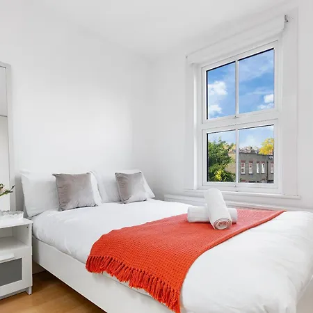 Luxury 4-bedroom Modern Flat In Steps From Station, Sleeps 9 In Style! Lägenhet London