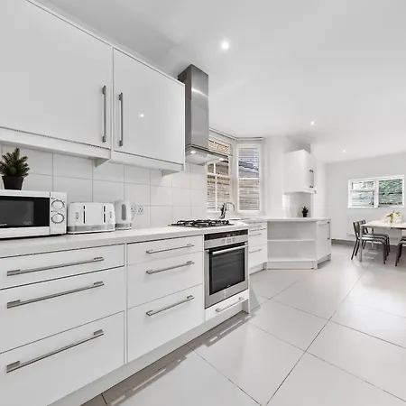 Apartment Luxury 4-bedroom Modern Flat In Steps From Station, Sleeps 9 In Style!