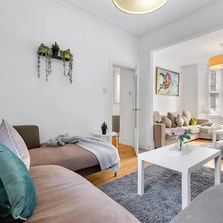 Luxury 4-bedroom Modern Flat In Steps From Station, Sleeps 9 In Style! Apartment *