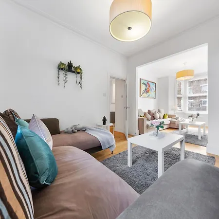 Apartment Luxury 4-bedroom Modern Flat In Steps From Station, Sleeps 9 In Style! London