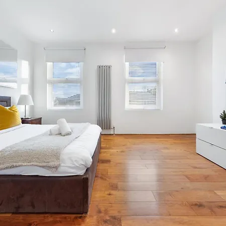 Luxury 4-bedroom Modern Flat In Steps From Station, Sleeps 9 In Style! *