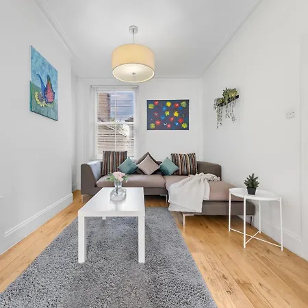 Apartment Luxury 4-bedroom Modern Flat In Steps From Station, Sleeps 9 In Style!