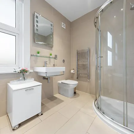 Luxury 4-bedroom Modern Flat In Steps From Station, Sleeps 9 In Style! Apartment London