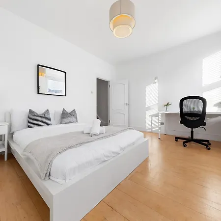 Luxury 4-bedroom Modern Flat In Steps From Station, Sleeps 9 In Style! *