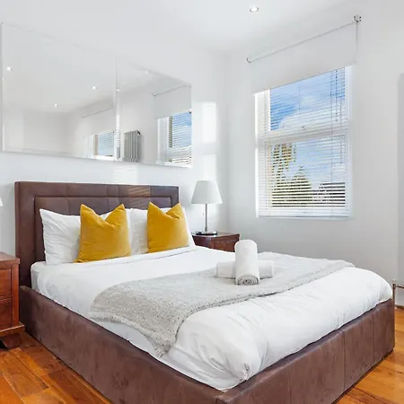 Luxury 4-bedroom Modern Flat In Steps From Station, Sleeps 9 In Style! London