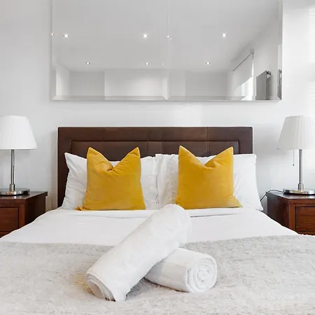 Luxury 4-bedroom Modern Flat In Steps From Station, Sleeps 9 In Style!