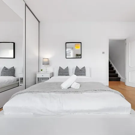 Apartment Luxury 4-bedroom Modern Flat In Steps From Station, Sleeps 9 In Style!
