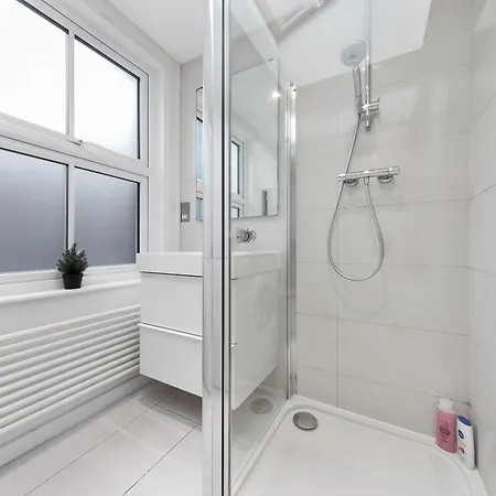 Apartment Luxury 4-bedroom Modern Flat In Steps From Station, Sleeps 9 In Style! *