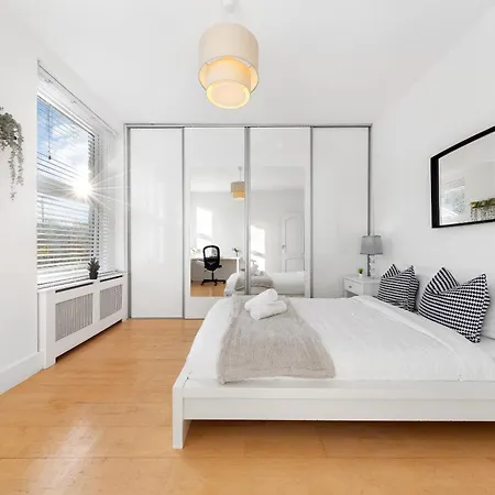 Luxury 4-bedroom Modern Flat In Steps From Station, Sleeps 9 In Style! Apartment London