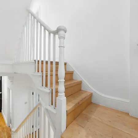 Apartment Luxury 4-bedroom Modern Flat In Steps From Station, Sleeps 9 In Style! London