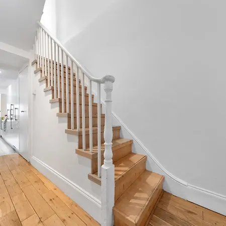 Luxury 4-bedroom Modern Flat In Steps From Station, Sleeps 9 In Style! London