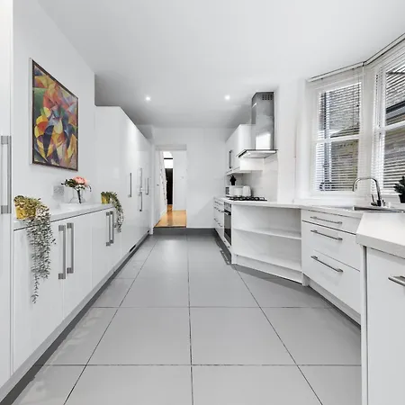 Luxury 4-bedroom Modern Flat In Steps From Station, Sleeps 9 In Style! Apartment