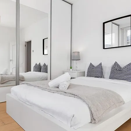 Luxury 4-bedroom Modern Flat In Steps From Station, Sleeps 9 In Style! Apartment London