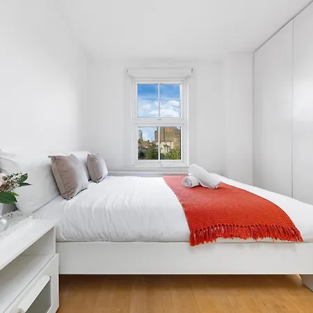 Apartment Luxury 4-bedroom Modern Flat In Steps From Station, Sleeps 9 In Style! London