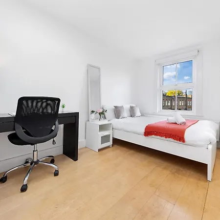 Luxury 4-bedroom Modern Flat In Steps From Station, Sleeps 9 In Style! *