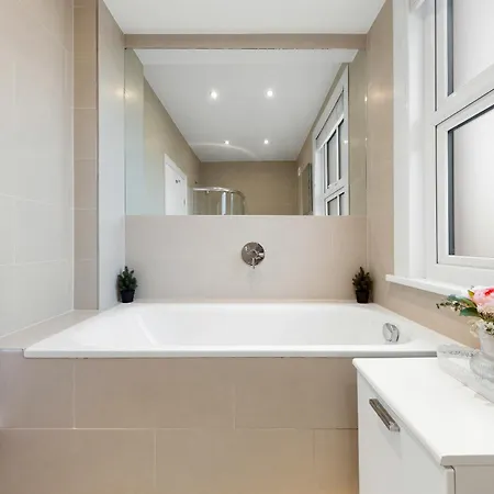 Luxury 4-bedroom Modern Flat In Steps From Station, Sleeps 9 In Style! * London