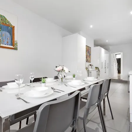 Luxury 4-bedroom Modern Flat In Steps From Station, Sleeps 9 In Style!