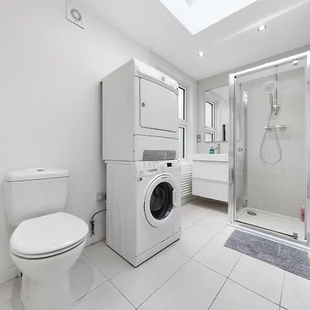 Luxury 4-bedroom Modern Flat In Steps From Station, Sleeps 9 In Style! Apartment