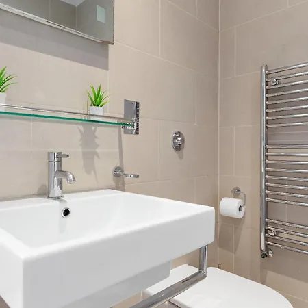 Luxury 4-bedroom Modern Flat In Steps From Station, Sleeps 9 In Style! Apartment *