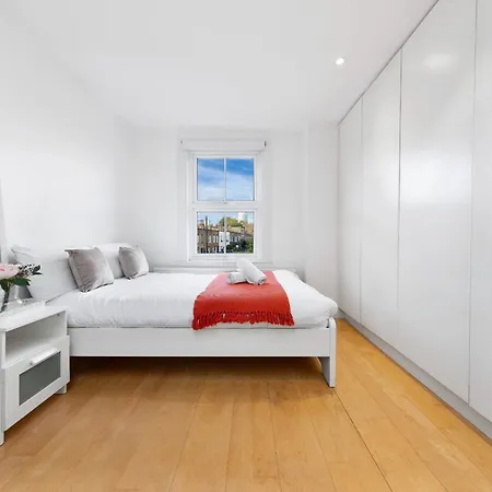 Apartment Luxury 4-bedroom Modern Flat In Steps From Station, Sleeps 9 In Style! London