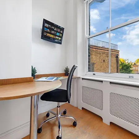 Luxury 4-bedroom Modern Flat In Steps From Station, Sleeps 9 In Style! London