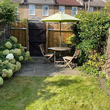Cosy Three Bedroom Hither Victorian House Holiday home London