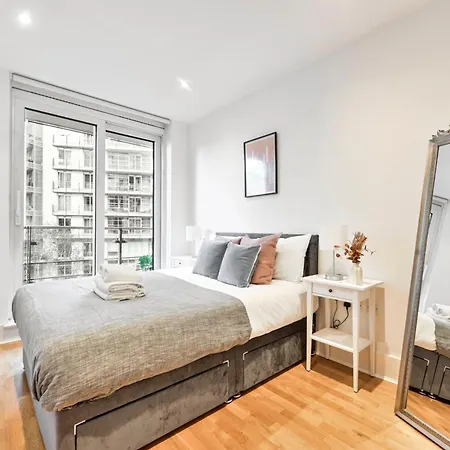 The Thamesview - Stylish 2 Bed Flat With Balcony London