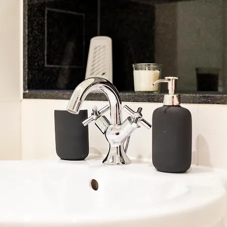 The Thamesview - Stylish 2 Bed Flat With Balcony Apartment London