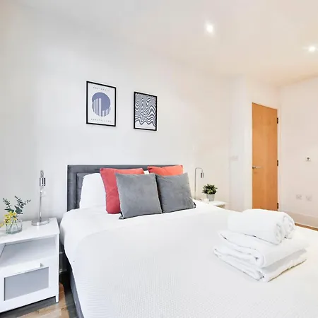 The Thamesview - Stylish 2 Bed Flat With Balcony London