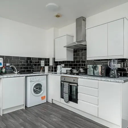 3 Bed By Canning Town Station * London
