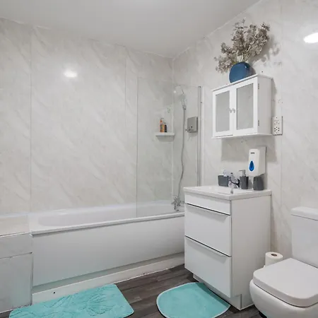 3 Bed By Canning Town Station Lägenhet London