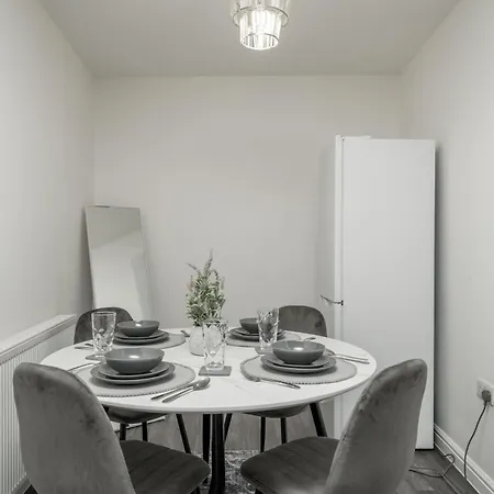 3 Bed By Canning Town Station London