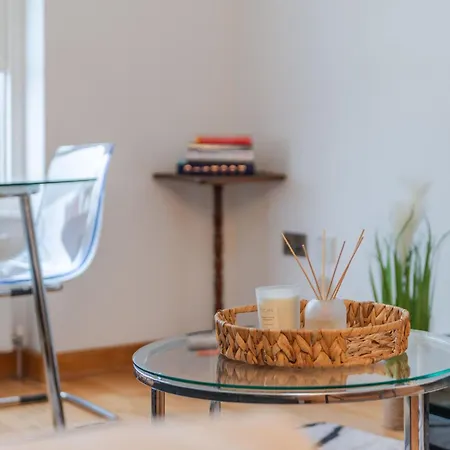 Kensington & Chelsea - Stylish In Apartment London