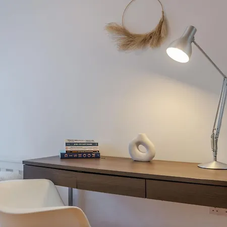 Kensington & Chelsea - Stylish In Apartment